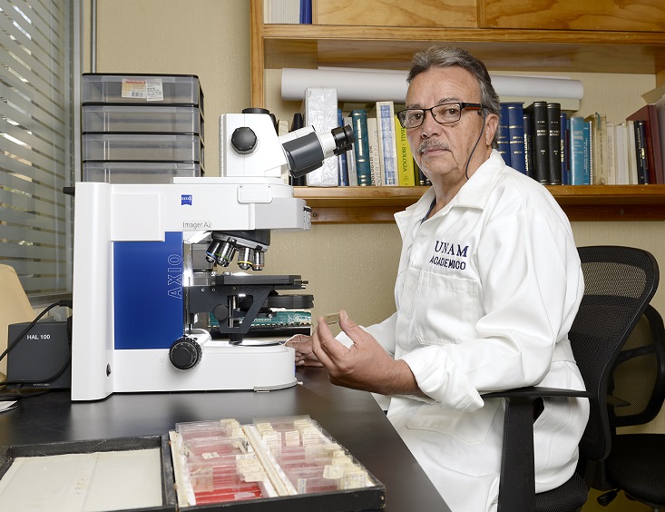 Dr. Carlos Manuel Illescas en su laboratorio